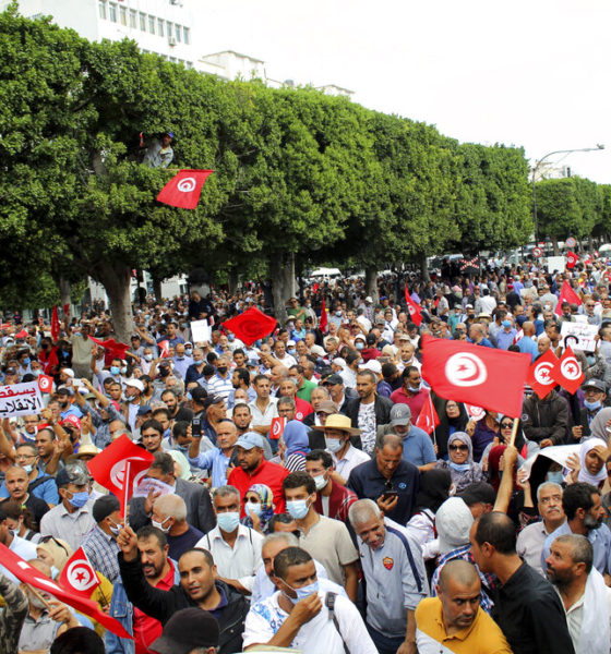 Des Tunisiens manifestent contre le président tunisien Kais Saied à Tunis, en Tunisie. Dimanche 10 octobre 2021. Des milliers de personnes ont manifesté dimanche dans la capitale tunisienne contre la prise de pouvoir du président en juillet et d'autres mesures considérées comme une menace pour les avancées démocratiques du pays depuis le printemps arabe. (AP Photo/Hassene Dridi)