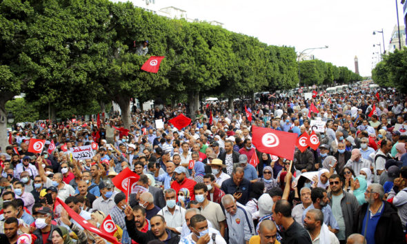 Des Tunisiens manifestent contre le président tunisien Kais Saied à Tunis, en Tunisie. Dimanche 10 octobre 2021. Des milliers de personnes ont manifesté dimanche dans la capitale tunisienne contre la prise de pouvoir du président en juillet et d'autres mesures considérées comme une menace pour les avancées démocratiques du pays depuis le printemps arabe. (AP Photo/Hassene Dridi)