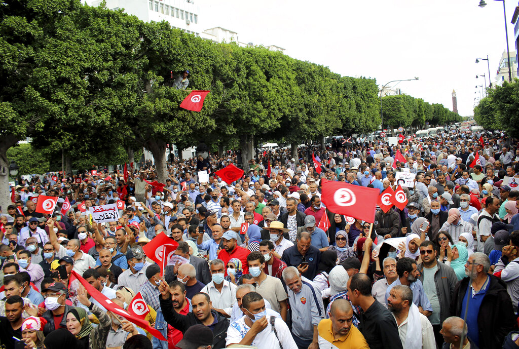 Des Tunisiens manifestent contre le président tunisien Kais Saied à Tunis, en Tunisie. Dimanche 10 octobre 2021. Des milliers de personnes ont manifesté dimanche dans la capitale tunisienne contre la prise de pouvoir du président en juillet et d'autres mesures considérées comme une menace pour les avancées démocratiques du pays depuis le printemps arabe. (AP Photo/Hassene Dridi)