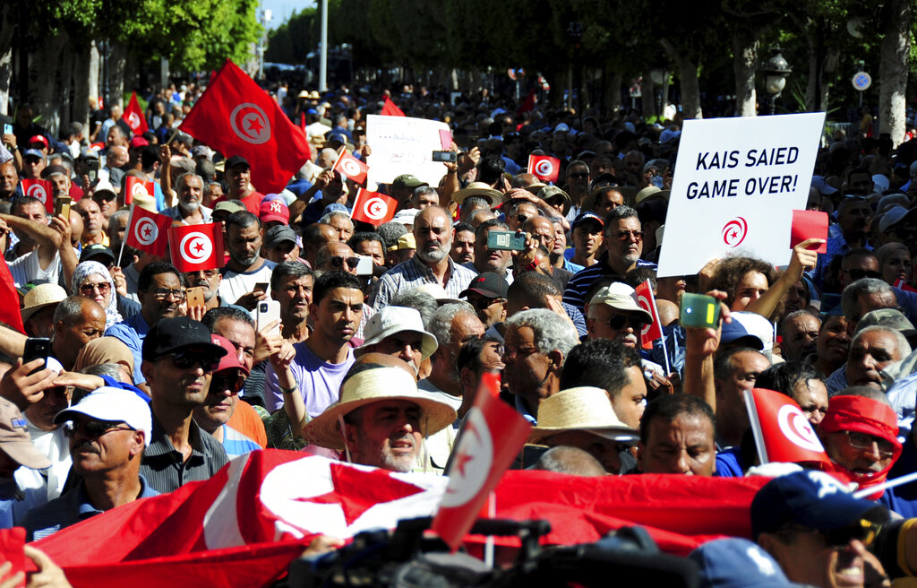 Des personnes participent à une manifestation du Front de salut national contre le président Kais Saïed sur l'avenue Habib Bourguiba à Tunis, en Tunisie, le samedi 15 octobre 2022