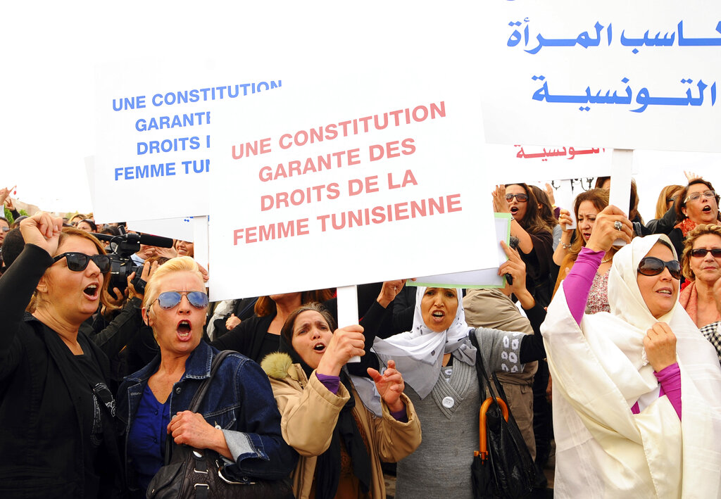 Des femmes tunisiennes manifestent pour leurs droits lors d'une manifestation à Tunis, mercredi 2 novembre 2011. Quelque 200 femmes tunisiennes ont manifesté à Tunis pour défendre leurs droits, suite à la victoire électorale d'un parti islamiste. La Tunisie est connue pour sa législation parmi les plus progressistes du Moyen-Orient en ce qui concerne les droits des femmes, ce qui, selon de nombreuses personnes, est en danger depuis qu'un parti islamiste modéré a remporté le plus grand nombre de voix lors des dernières élections. Des pancartes indiquent en français : Une constitution garantissant les droits des femmes tunisiennes.