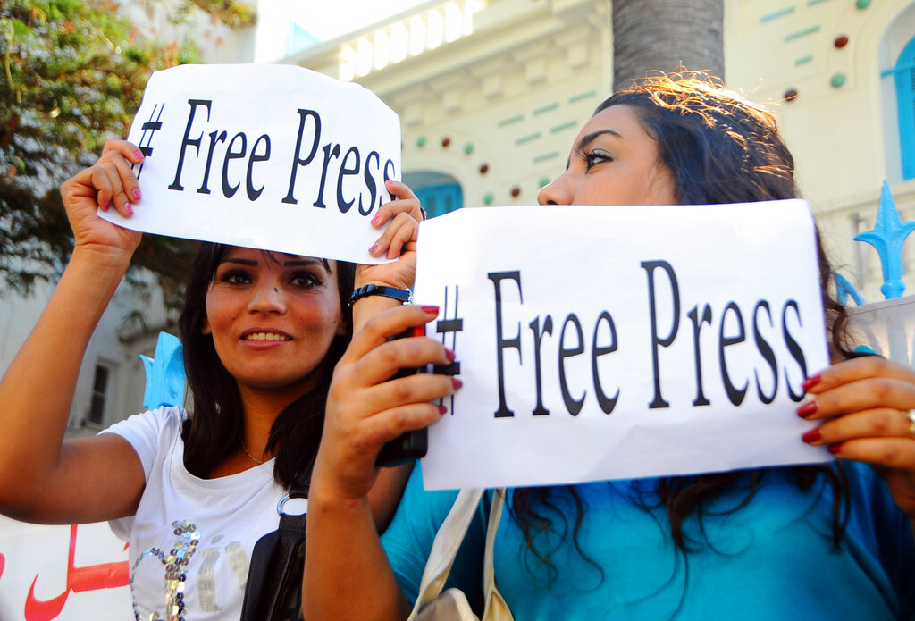 Des journalistes tunisiens manifestent devant le syndicat national des journalistes pour réclamer plus de liberté dans la presse, mercredi 17 octobre 2012 à Tunis. Les journalistes ont entamé une grève d'une journée.