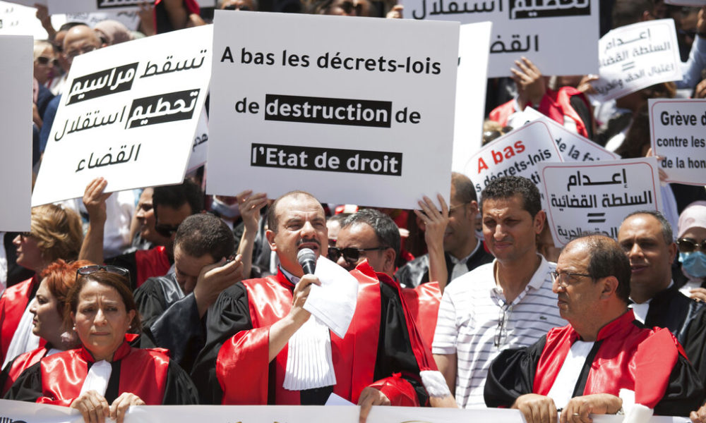 Des juges se rassemblent sur les marches du Palais de Justice lors d'une manifestation contre le président tunisien Kais Saied à Tunis, Tunisie, jeudi 23 juin 2022. Les avocats et les juges tunisiens ont organisé une petite manifestation devant les tribunaux de la capitale mercredi, dans le cadre de leur grève d'une semaine à la suite de la révocation de 57 juges par le président.