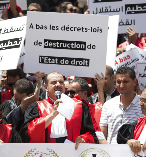 Des juges se rassemblent sur les marches du Palais de Justice lors d'une manifestation contre le président tunisien Kais Saied à Tunis, Tunisie, jeudi 23 juin 2022. Les avocats et les juges tunisiens ont organisé une petite manifestation devant les tribunaux de la capitale mercredi, dans le cadre de leur grève d'une semaine à la suite de la révocation de 57 juges par le président.