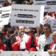 Des juges se rassemblent sur les marches du Palais de Justice lors d'une manifestation contre le président tunisien Kais Saied à Tunis, Tunisie, jeudi 23 juin 2022. Les avocats et les juges tunisiens ont organisé une petite manifestation devant les tribunaux de la capitale mercredi, dans le cadre de leur grève d'une semaine à la suite de la révocation de 57 juges par le président.